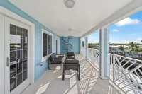 Fisherman Paradise, Dock, Pool , Ice Machine, Jacuzzi.