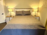 Modern 1 Bedroom, 10 minute walk to Downtown