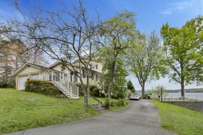 Big Water Landing - great views and private boat landing! Hotels near Keowee Marina | Boat Rentals Lake Keowee