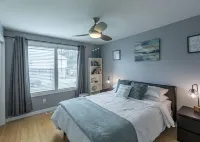 Gorgeous, spacious 2 floor home 3.5 miles from Airport