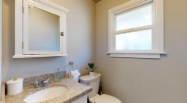 Hazel's Hideaway: A/C in walkable neighborhood