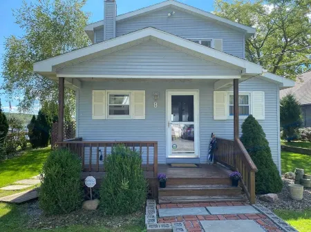Lake Living w/ Salt Water Hot Tub