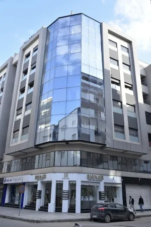 3 Bedroom Apartment With Netflix & Private Parking Отели в г. Кенитра