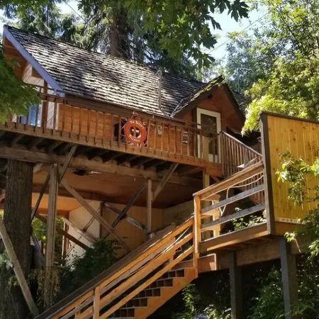 Amazing views of Lake Chelan! Unique "Treehouse" cabin with 2 bedrooms & 1 bath
