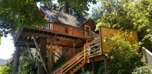Amazing views of Lake Chelan! Unique "Treehouse" cabin with 2 bedrooms & 1 bath