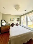 Fantastic Spacious Eastport Home Easy Walk to Everything & Parking for 6 Cars!