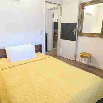 Family friendly apartment with free parking Rooms