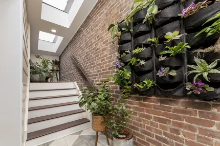 Large Downtown Artist's Loft, 30 min to Lexington, Horse, Bourbon, R River Gorge Отели в г. Кларк