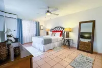 Beautiful beach home, breathtaking ocean views!! Near marina, shops, restaurants