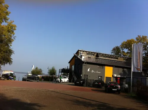 comfortable holiday house at lake Fleesen - 250m from water, Mediterranean ambie Hotels in Gohren-Lebbin