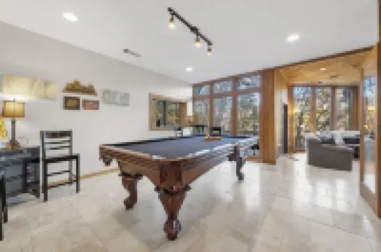 Lakeside, cozy cabin with game room. Recently renovated and pet-friendly!