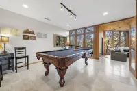 Lakeside, cozy cabin with game room. Recently renovated and pet-friendly!
