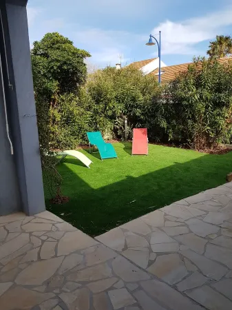 T2 GROUND FLOOR 50M FROM THE SEA Отели в г. Йер