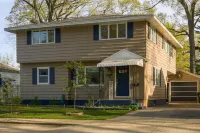 Harding Lakeside Getaway| 8 bedroom sleeps 16! Hotels in Muskegon