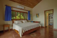 Ocean view home in Dominical w/ pool & WiFi / 8p