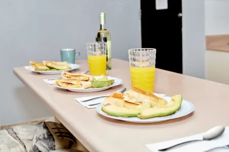 3BDR Condo, WIFI, Balcony, Parking, Pool, AC, 2 min from the Beach