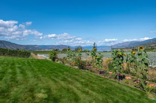 Grand Vineyard Estate Home Exceptional Place Best Location in Penticton