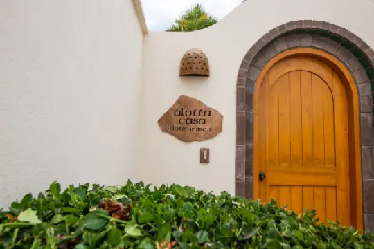 Beach Front Luxury Living & Spectacular Deck with heated Spa