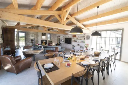 Luxury oleronnaise farmhouse at the foot of the vines with private enclosed swimming pool