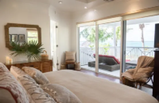 BREATHTAKING : on water front with panoramic views + pool + dock فنادق في 