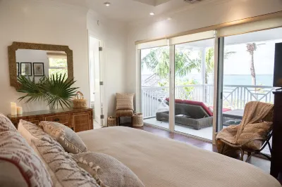 BREATHTAKING : on water front with panoramic views + pool + dock のホテル