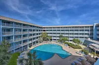 Pools, Beach Access: South Carolina Retreat!