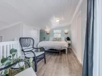 Vintage Art Studio 1 Bedroom Home