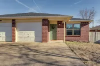 Centrally Located in Nwa; Walk to Wrights Bbq! Hotel a 