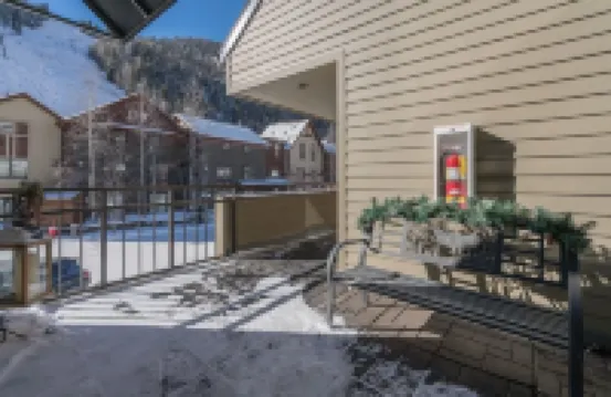Ski in Out Lift 7! Deck, Hot Tub, Garage Parking Condo