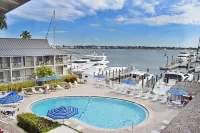 Cove Inn on Naples Bay - pantai