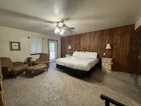 Lake view three bedroom, three bath cottage with hot tub overlooking Lake Ouachita. by RedAwning Hotels in Mount Ida