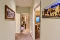 레드어닝에 의한 42 버건디 4br 3.5ba 4 베드룸 타운하우스
