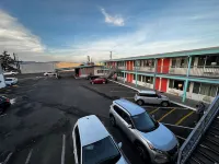 Atomic Motel - parking