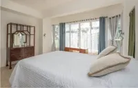 3 bedroom apartment- 5 mins to beach & Town  호텔
