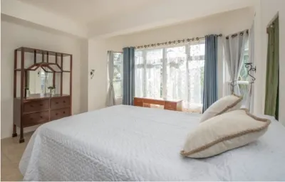 3 bedroom apartment- 5 mins to beach & Town Hôtels à : 
