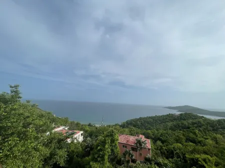 studio in a beautiful sun set Отели в г. Запад Энд