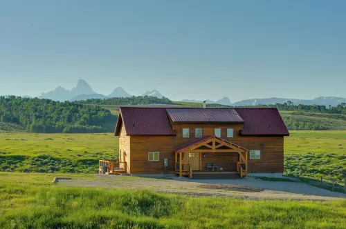 Fire Pit, Deck + Hot Tub: Idaho Group Getaway! - parking