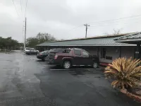 Outpost Motel - parking