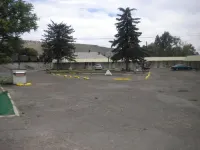 Riverside Motel - parking