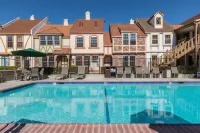 Royal Copenhagen Inn - Pools
