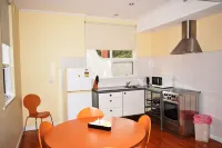Glenelg Holiday Apartments-Ellis - parking
