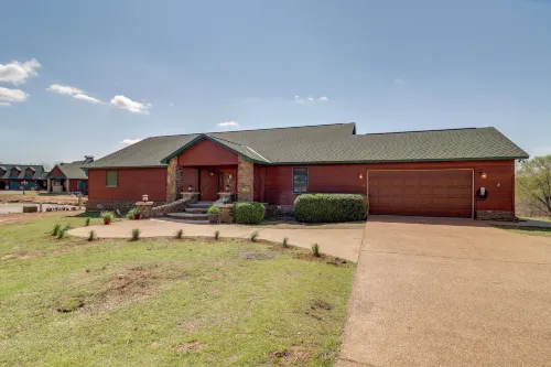 Mountain Views and Shared Pool Ozarks Family Home - Homestays
