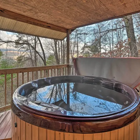 Cozy Deer Glen' Cabin w/ Private Hot Tub & Porch!