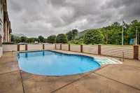 Hike, Ski, Explore: Lincoln Condo w/ Pool Access - parking