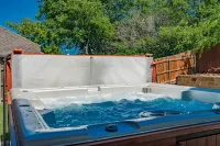 Rockwall Lux Retreat💥Pool&Spa💥Covered Patio-5min walk downtown-Parks-Trails-Lake