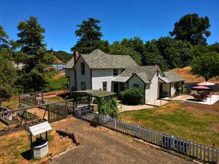 Charming 4-bedroom Pearce Historic Farmhouse in Roseburg with AC and WIFI