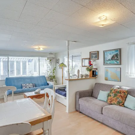 Quaint Avalon Cottage < Half-mi to Beaches!