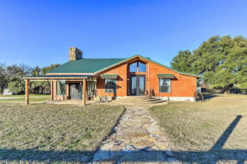 Banquet Hall & Pool: Expansive Forestburg Ranch! - parking