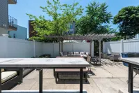 Private Jersey City Retreat w/ Backyard Bonfire & Grill · 20mins to NYC
