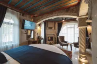 Leda Stone House - parking
